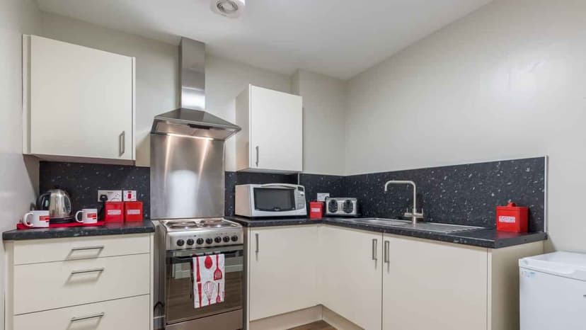 1 Bedroom Flat - Image 3