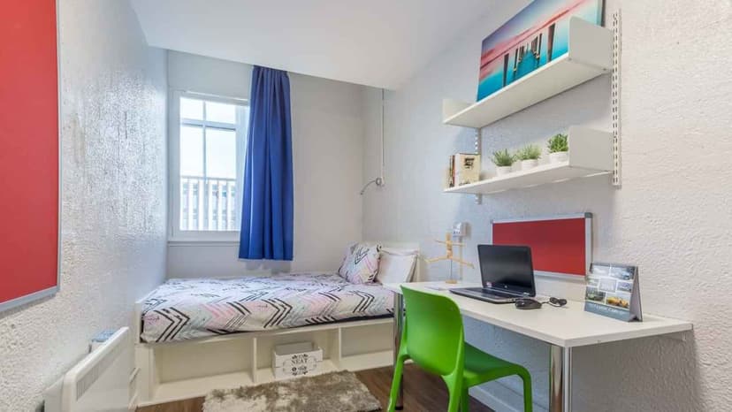 2 Bed Cluster Flat - Image 1
