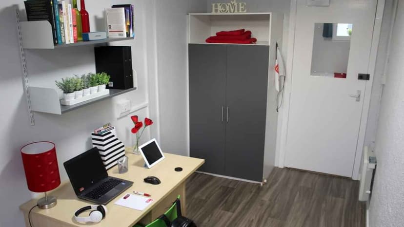 2 Bed Cluster Flat - Image 2