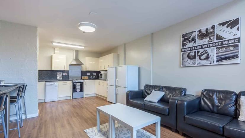 2 Bed Cluster Flat - Image 3