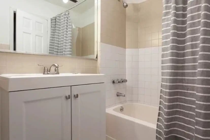 Private Room - Shared Bath (5 Bed - 1 Bath) - Image 6