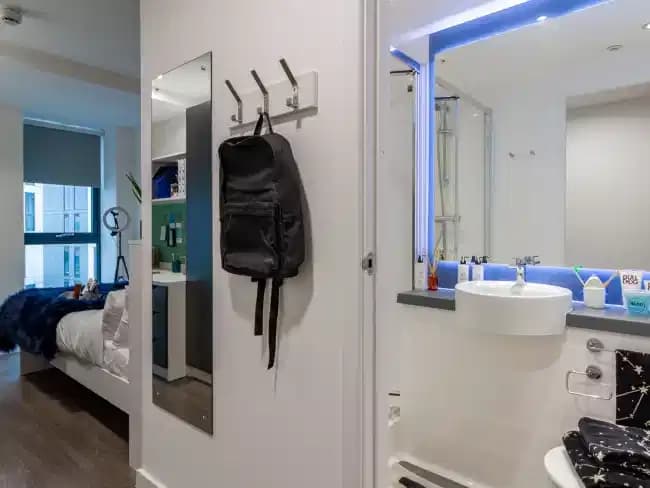 Silver En Suite - Image 3