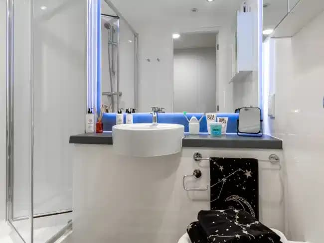 Silver En Suite - Image 2