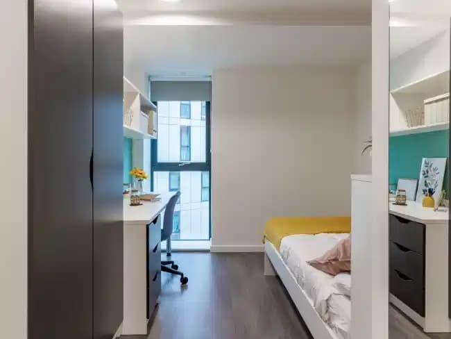 Gold En Suite - Image 5