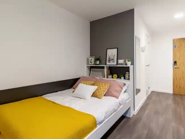 Gold En Suite - Image 3