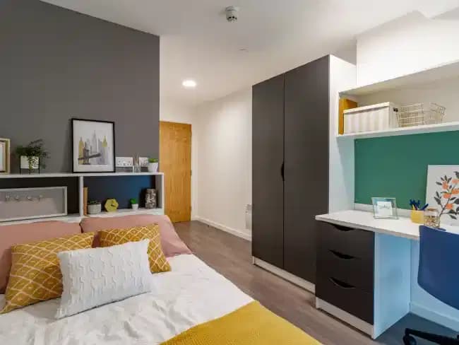 Gold En Suite - Image 1