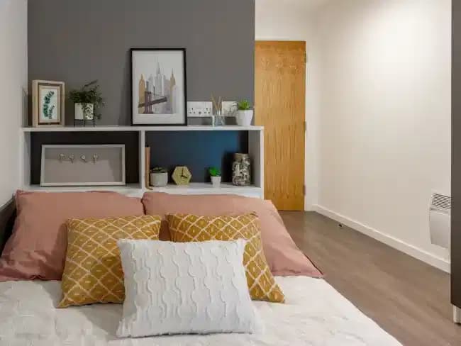 Gold En Suite - Image 2