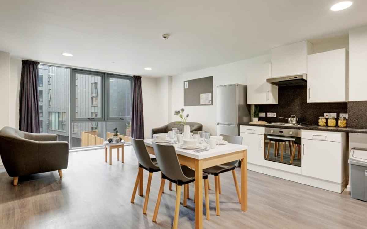 Gold En-suite - Image 2