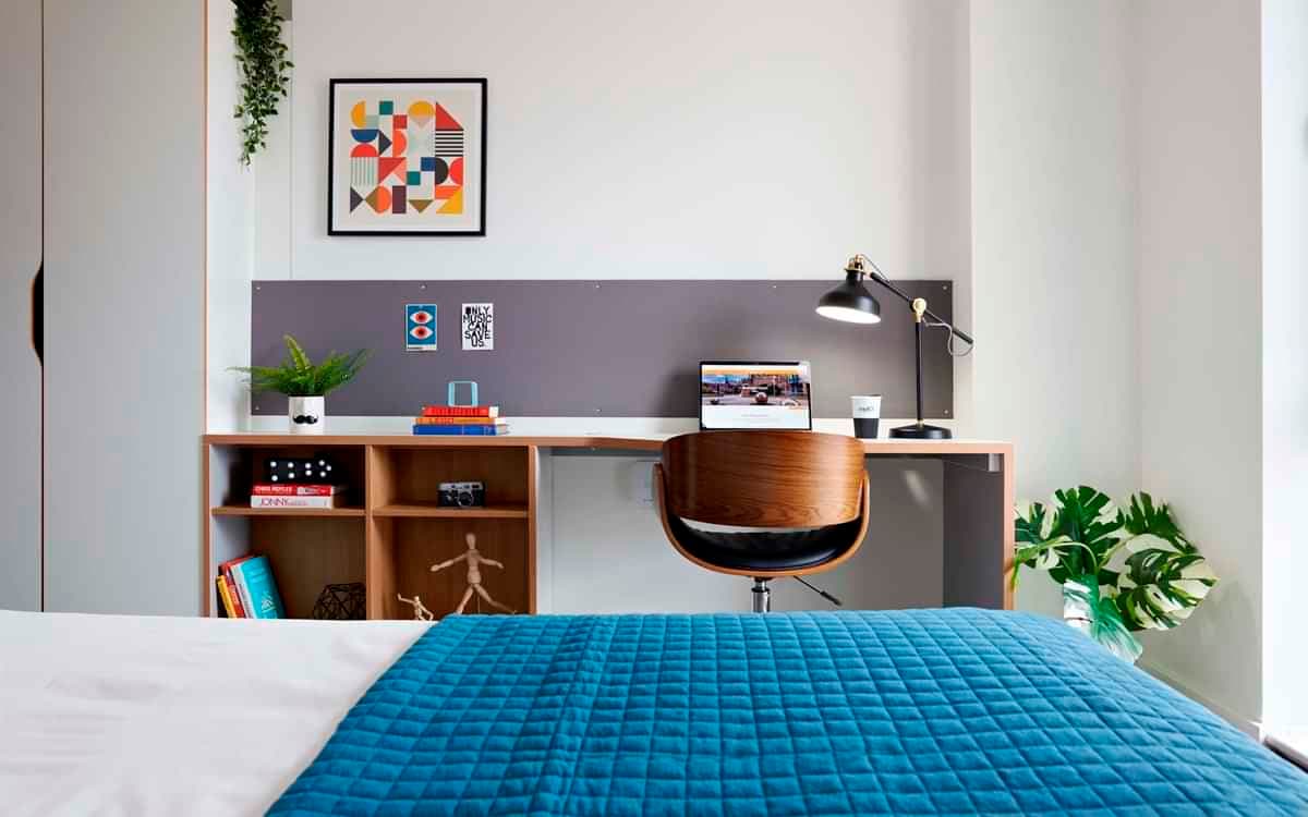 Gold En-suite - Image 1