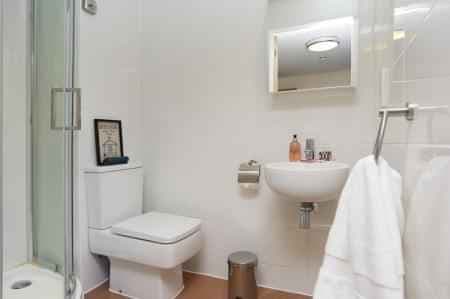 Classic En-Suite Behn Hall - Image 2