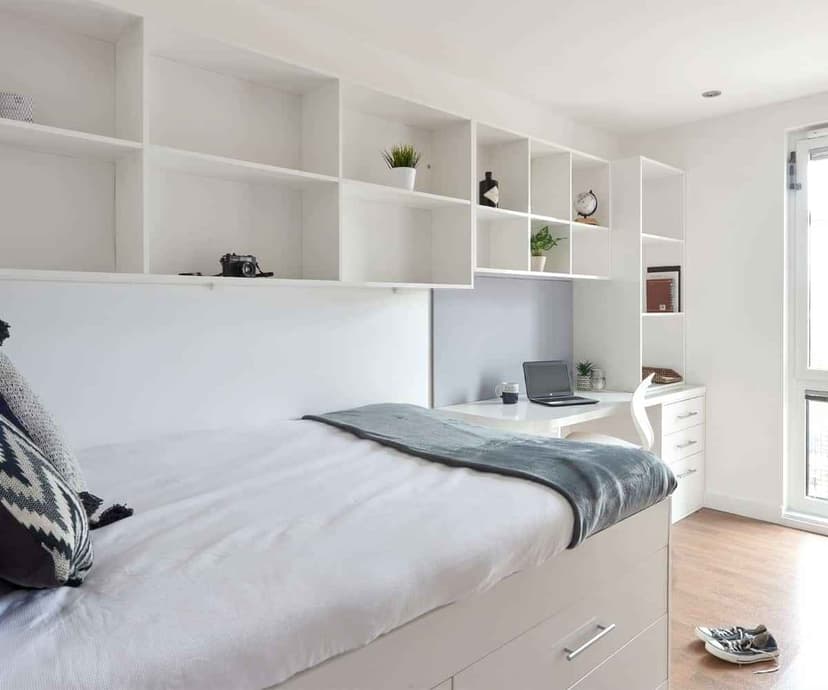 Premier Ensuite in a 13 bed apartment - Image 3