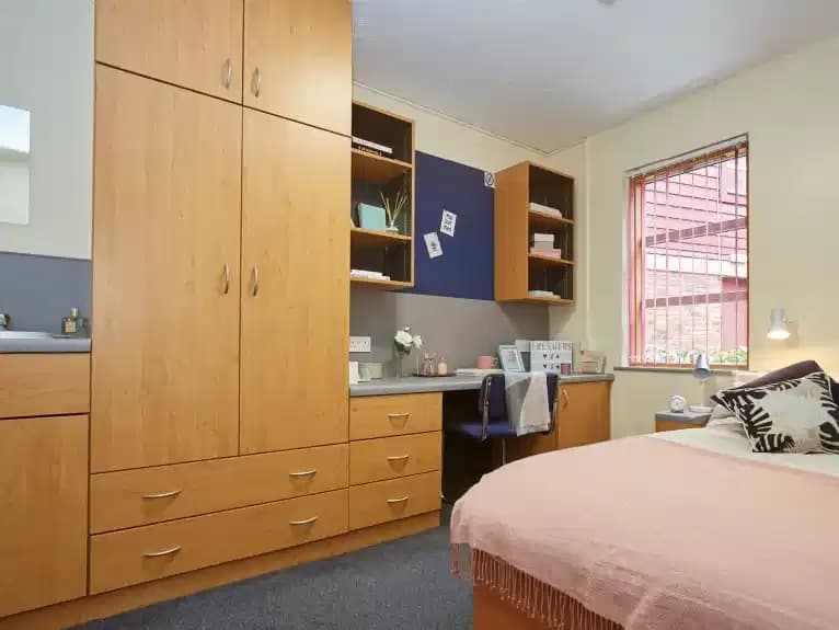 Deluxe Non Ensuite - Image 1