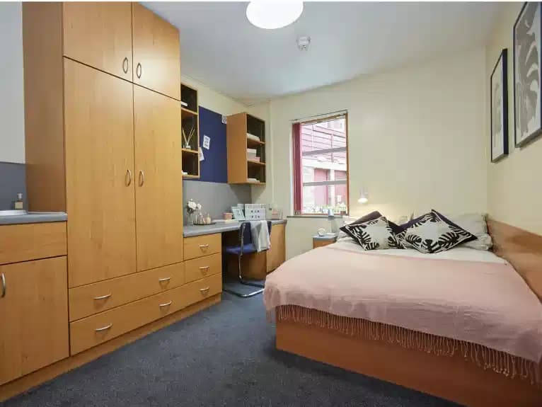 Deluxe Non Ensuite - Image 2