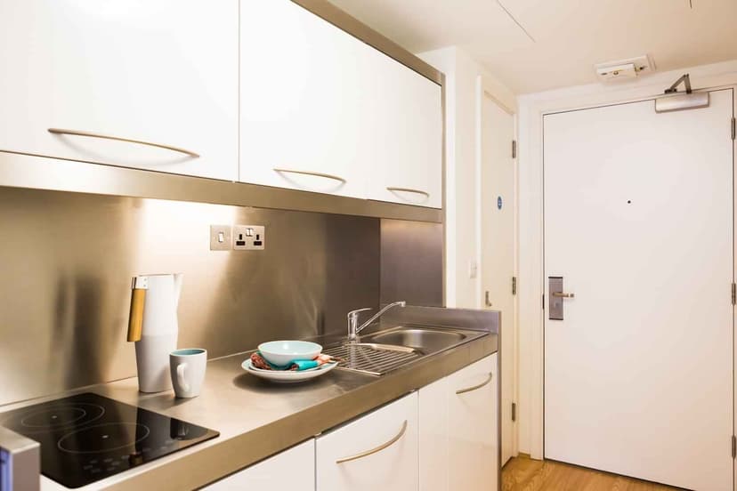 Bronze Studio Mid Level Premium Canal View - Image 5