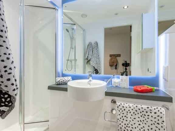Gold Ensuite - Image 2