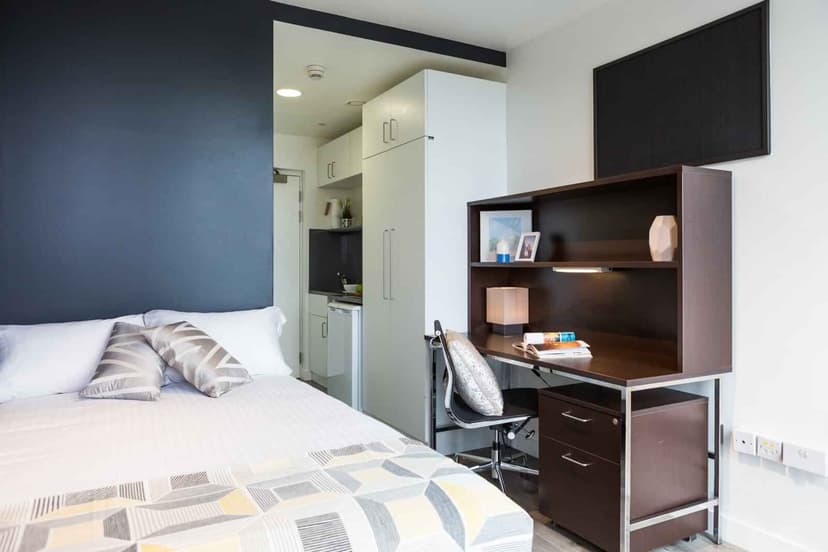 Bronze Ensuite Plus Penthouse - Image 1
