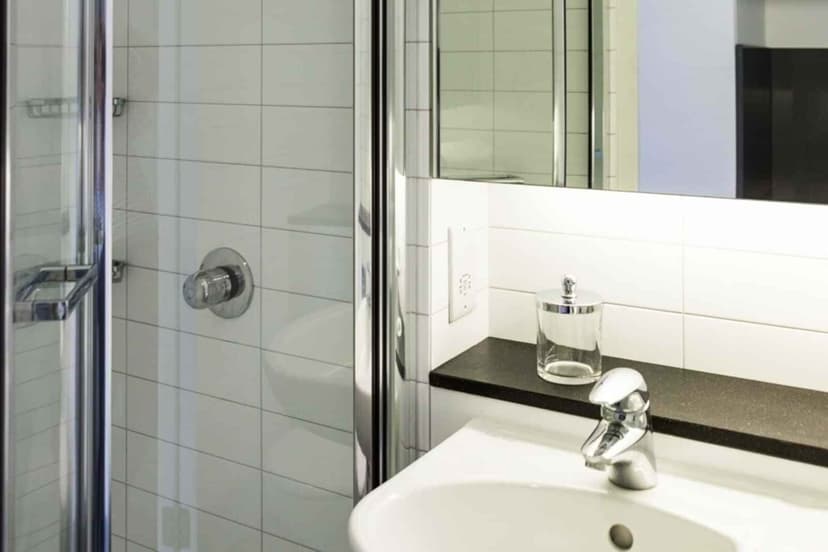 Bronze Ensuite Plus Penthouse - Image 5