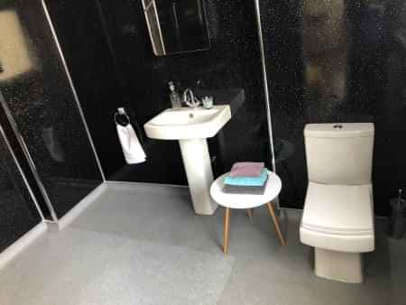 Premier Wet Room En-Suite - Image 4