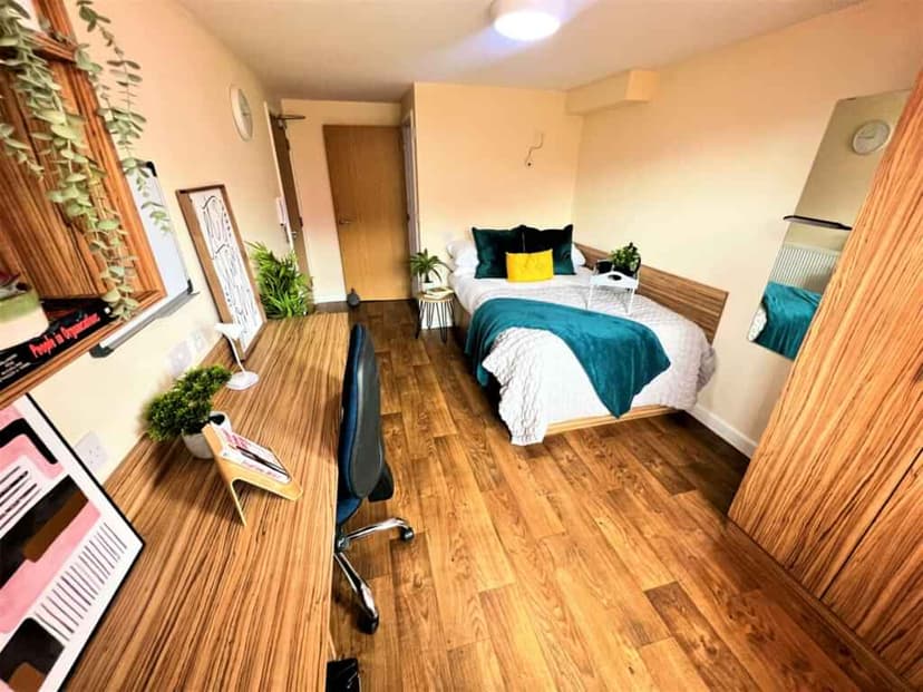 Premier Wet Room En-Suite - Image 8