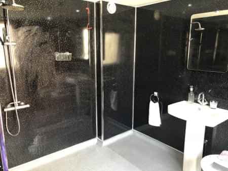 Premier Wet Room En-Suite - Image 5