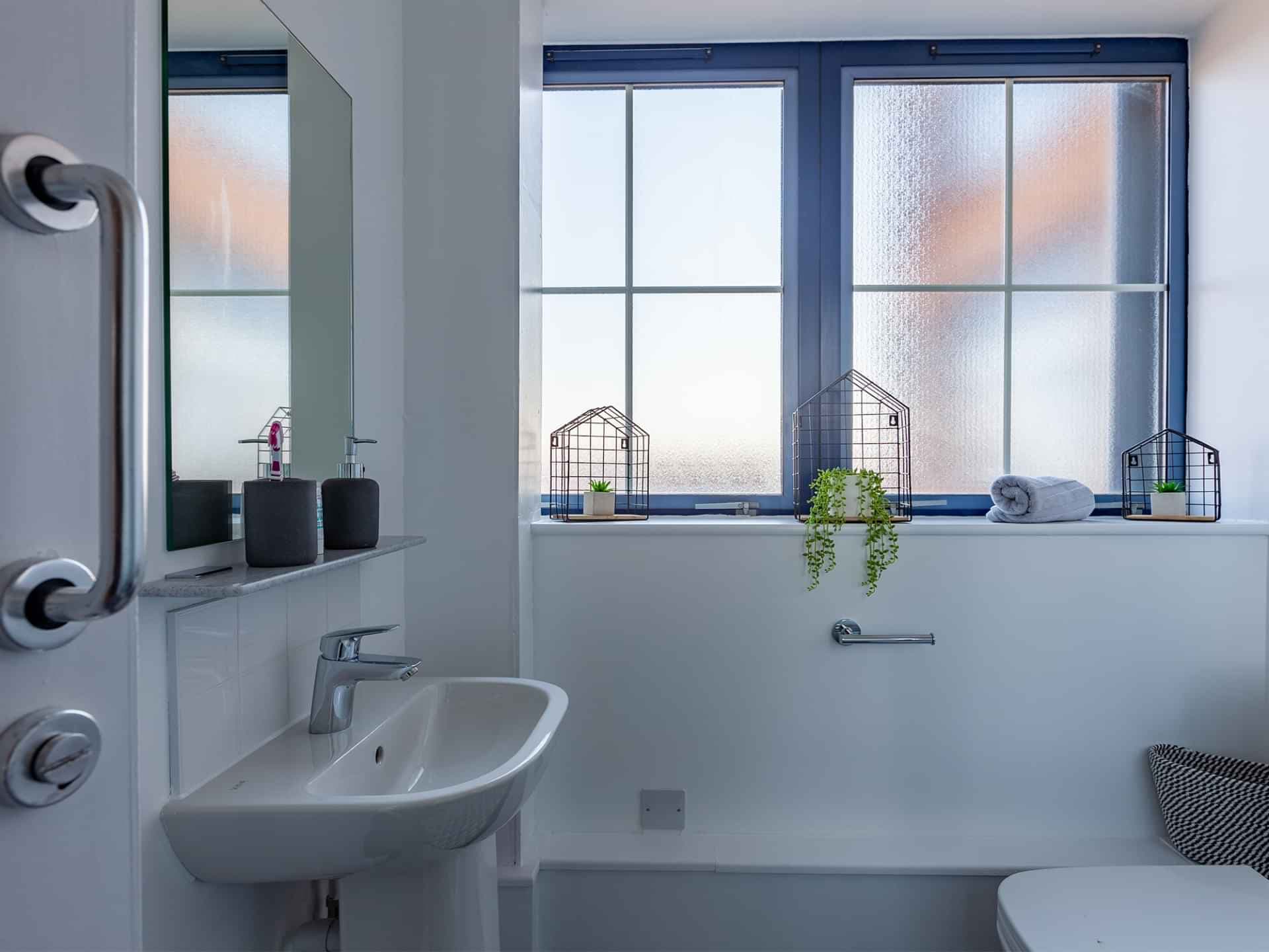 Silver Ensuite - Image 7