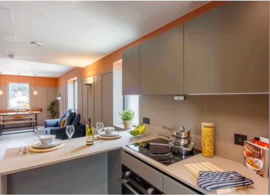 6 Bed Premium Ensuite - Image 2