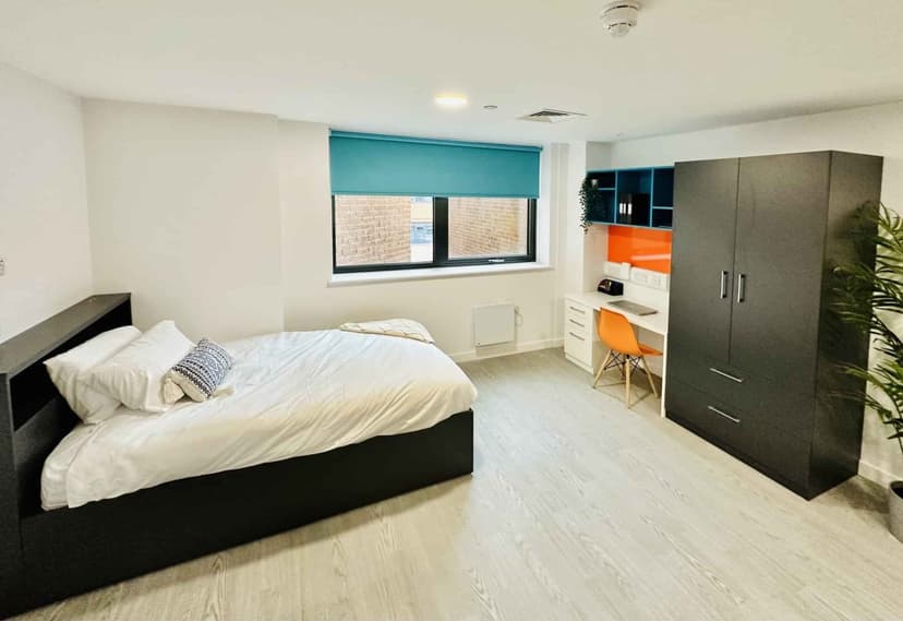 9 Bed Ensuite (Top Floor) - Image 1