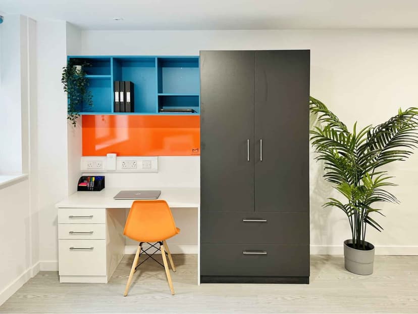 9 Bed Ensuite (Top Floor) - Image 2