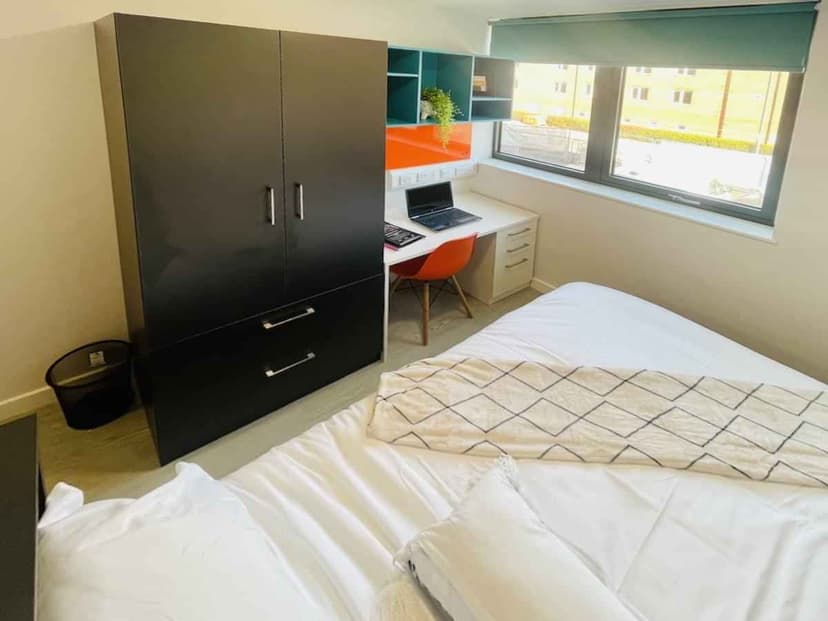 5 Bed Ensuite (Top Floor) - Image 3