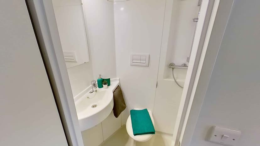7 Bedroom Flat - Image 8