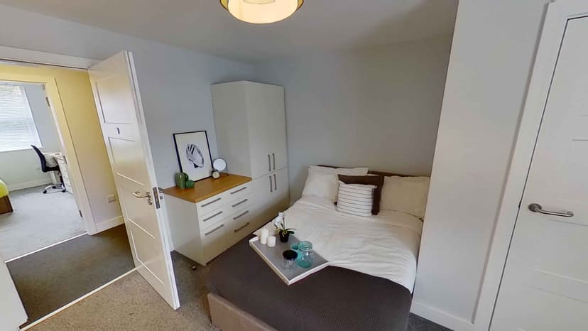 7 Bedroom Flat - Image 5