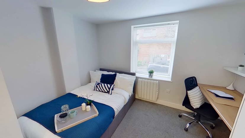 7 Bedroom Flat - Image 1