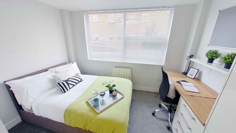 7 Bedroom Flat - Image 6