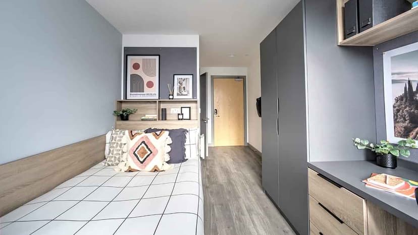 Standard Ensuite - Image 8