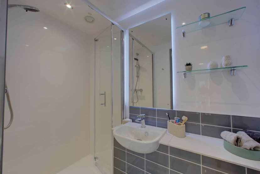 Premium Plus Ensuite - Image 3
