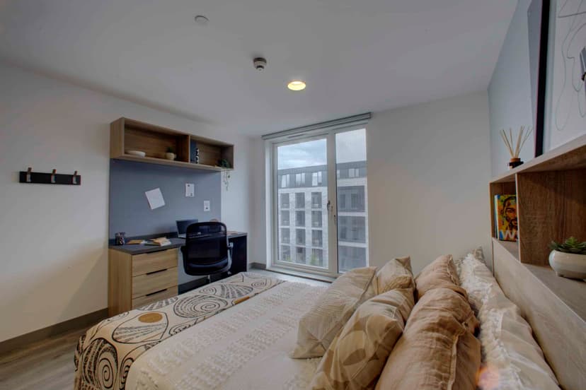 Deluxe Ensuite - Image 3