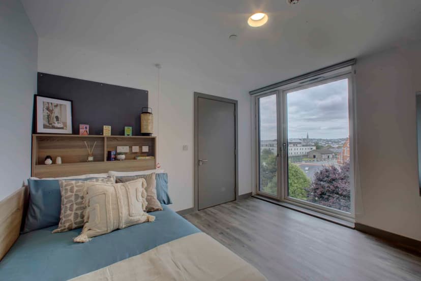 Superior Ensuite - Image 4