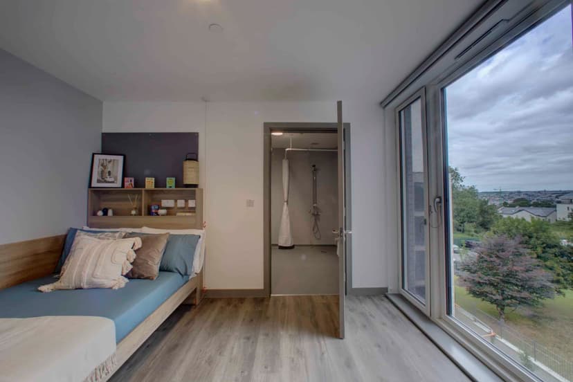 Superior Ensuite - Image 1