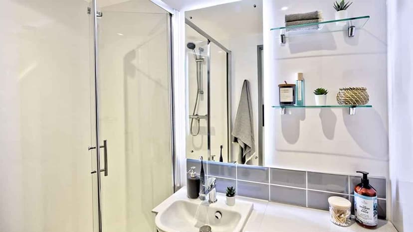 Superior Ensuite - Image 3