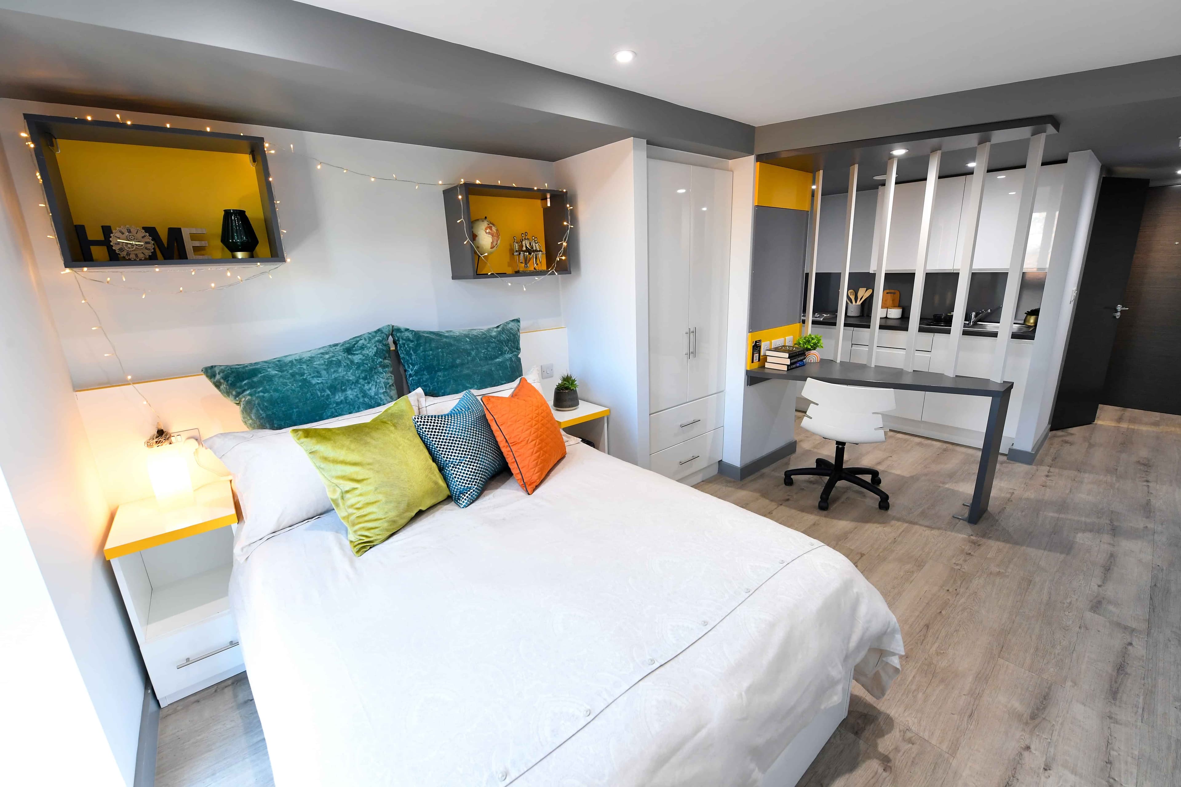 Deluxe Studio - Image 8