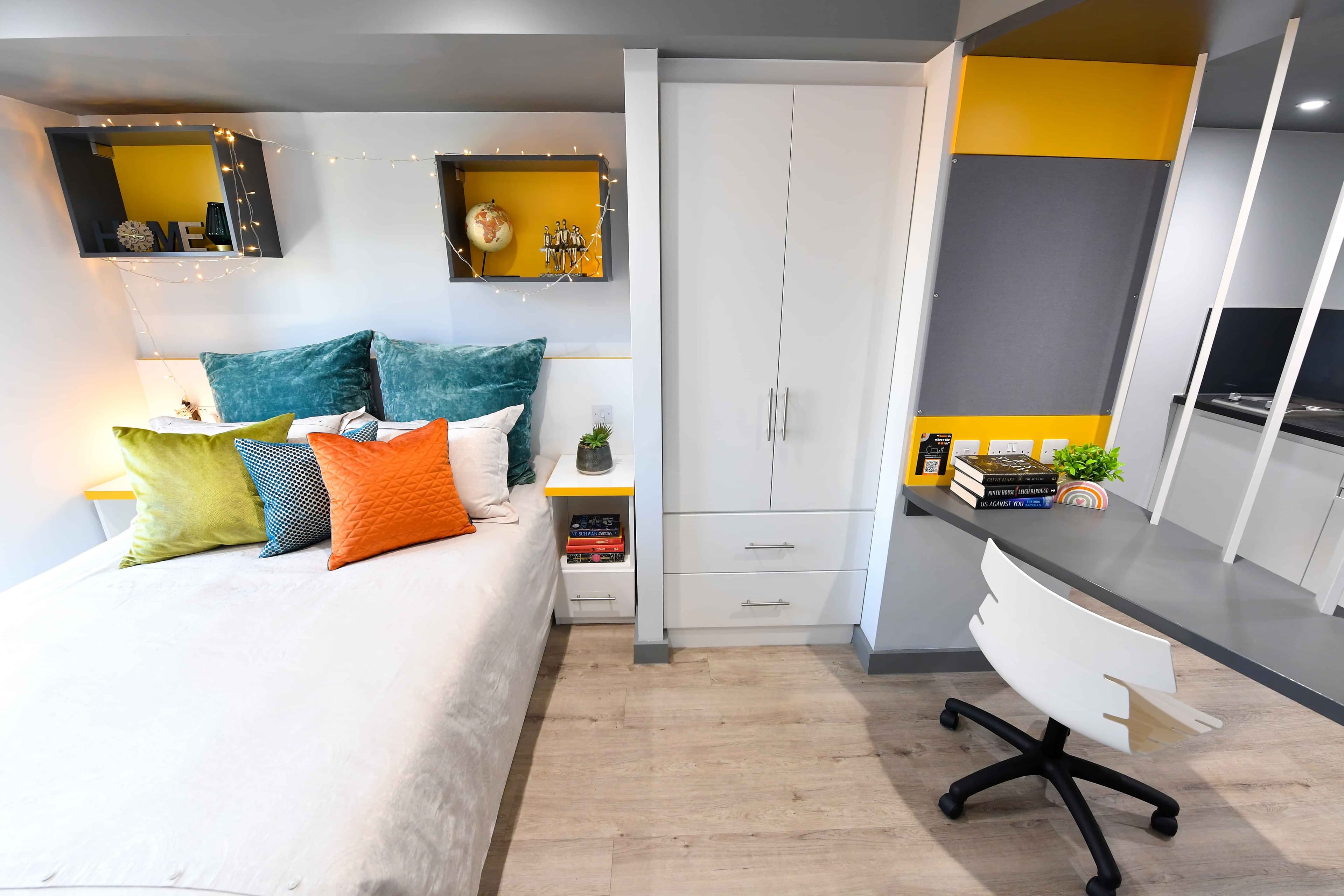 Deluxe Studio - Image 6