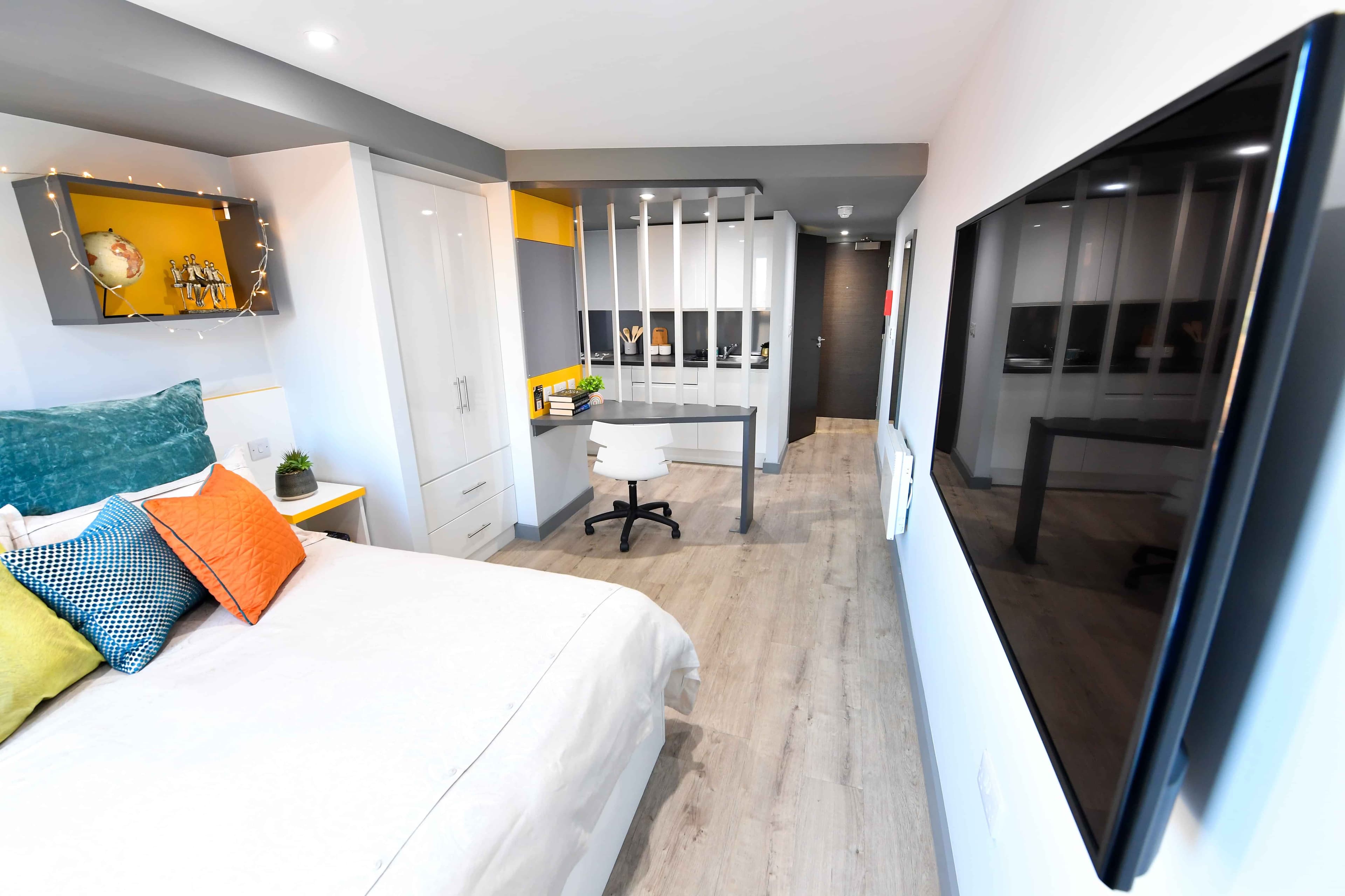 Deluxe Studio - Image 7