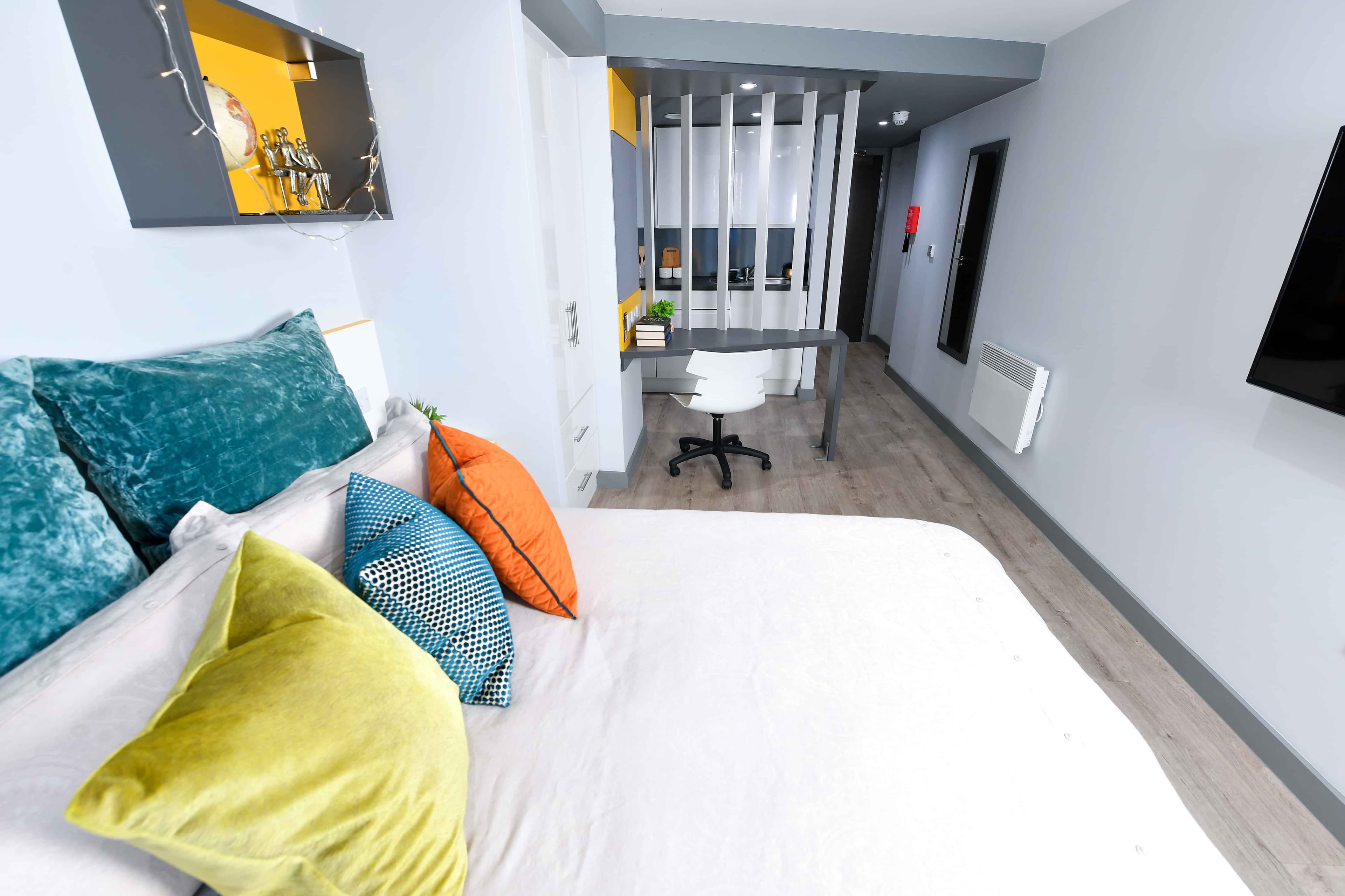 Deluxe Studio - Image 10