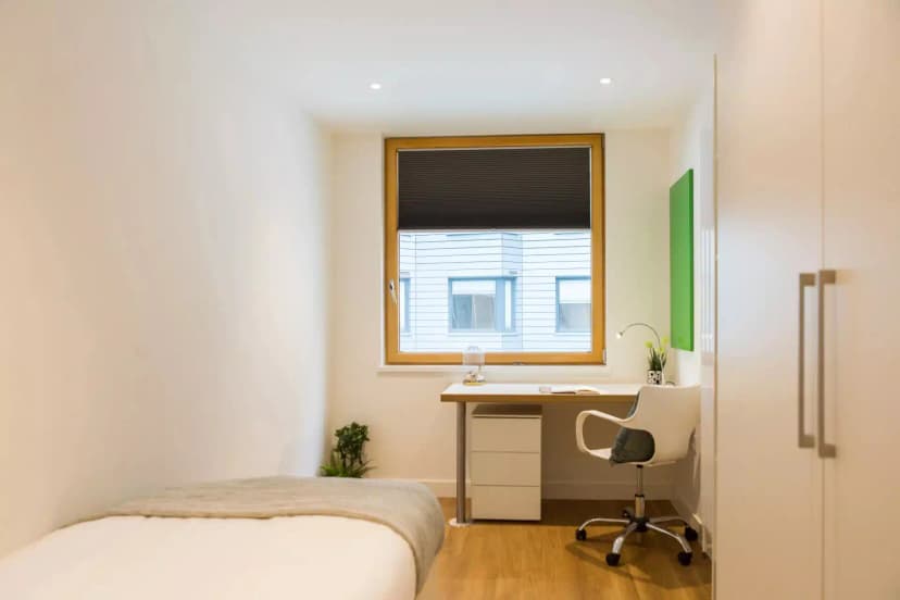 Bronze Ensuite Mid Level City View - Image 3
