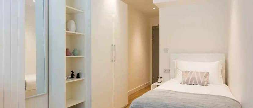 Bronze Ensuite Lower Level Courtyard View - Image 1