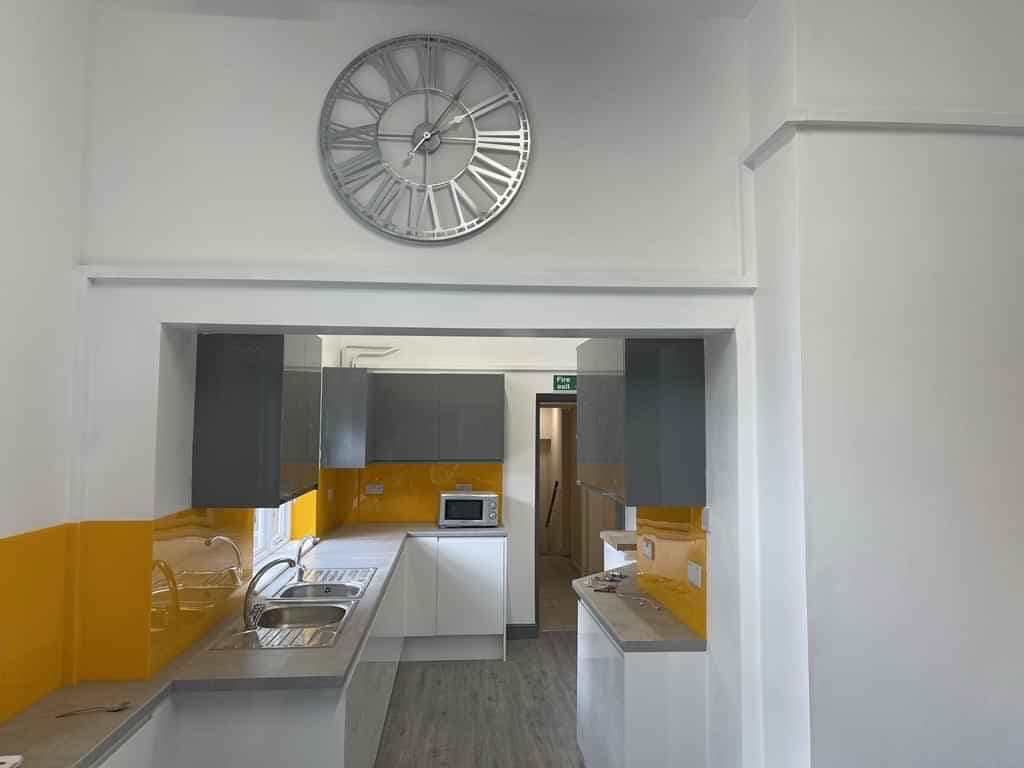 Classic En-Suite - Image 8