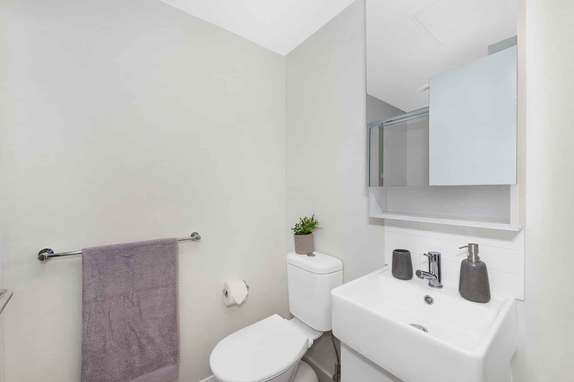 Large Studio, Queen Bed - Image 2