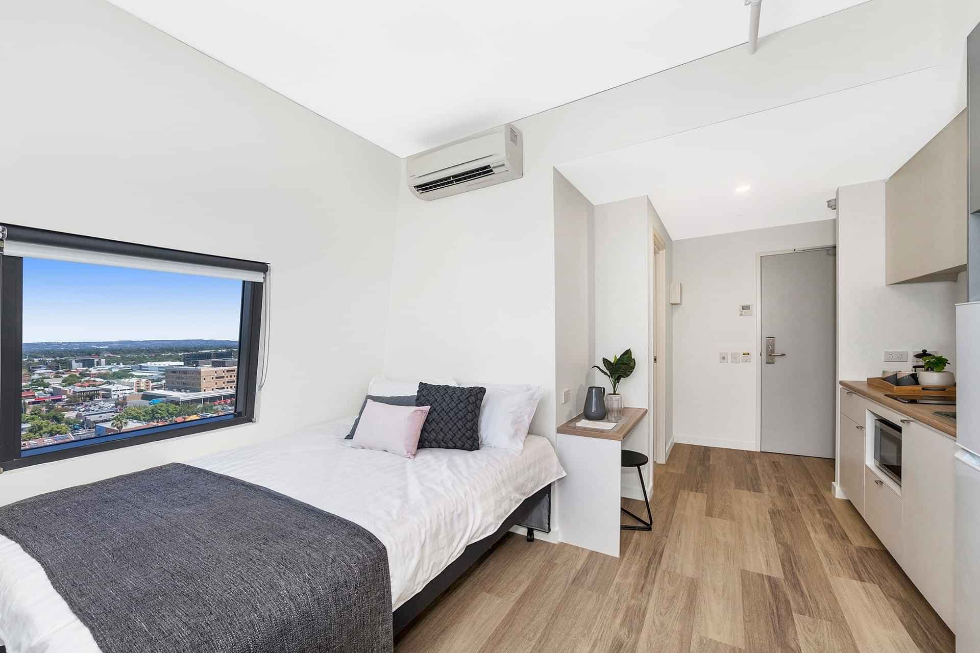 Large Studio, Queen Bed - Image 4