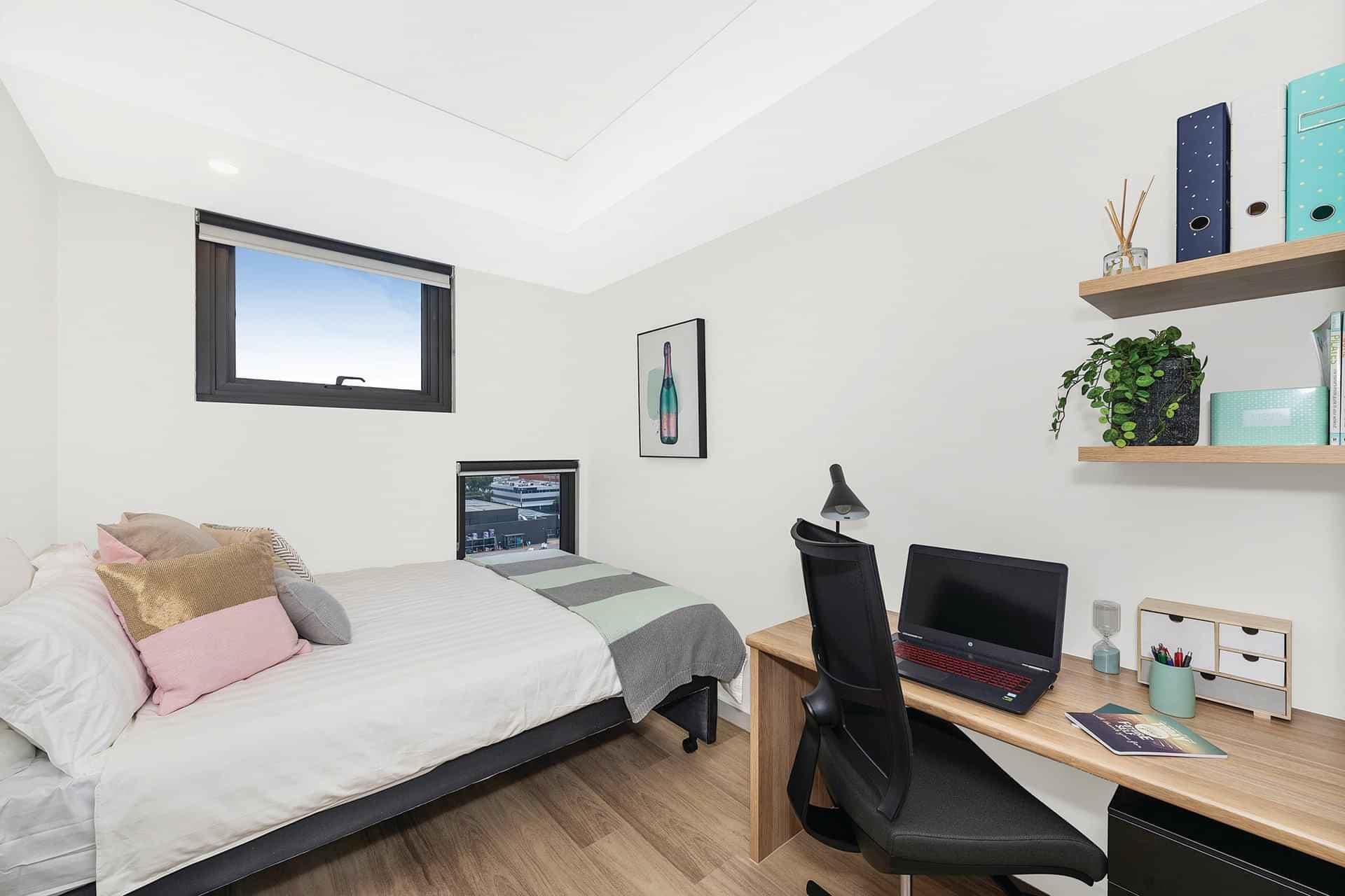 6 Bedroom Ensuite, Double Bed - Image 1