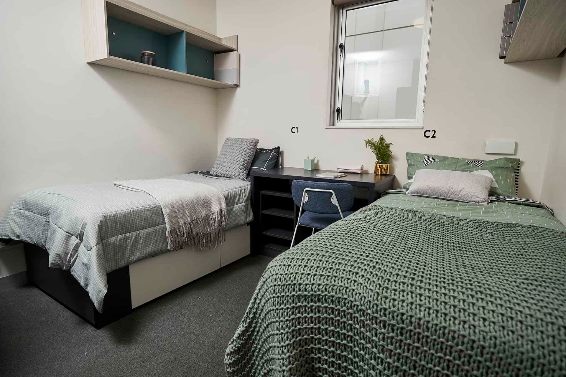 Twin, Single Bed, 5 Bed Apartment - Image 4